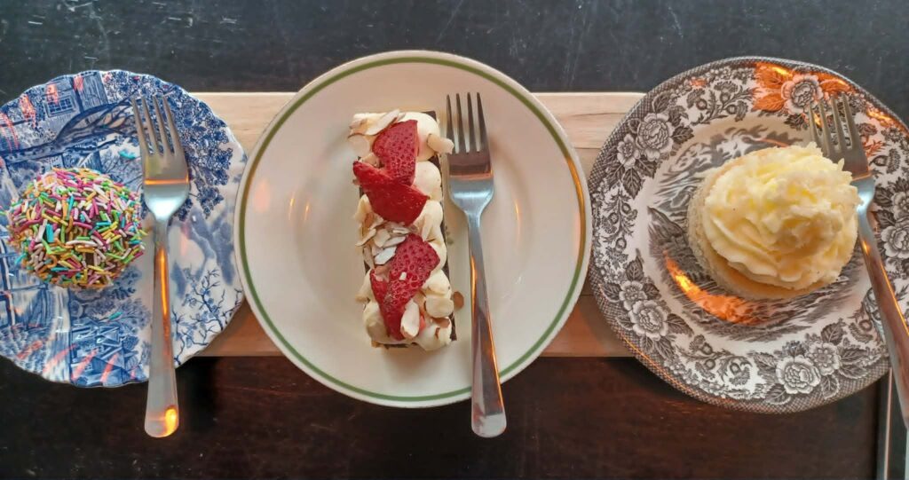 Hjemmelavet mad og kage fra Cafe De Tre Hjerter i Roskilde