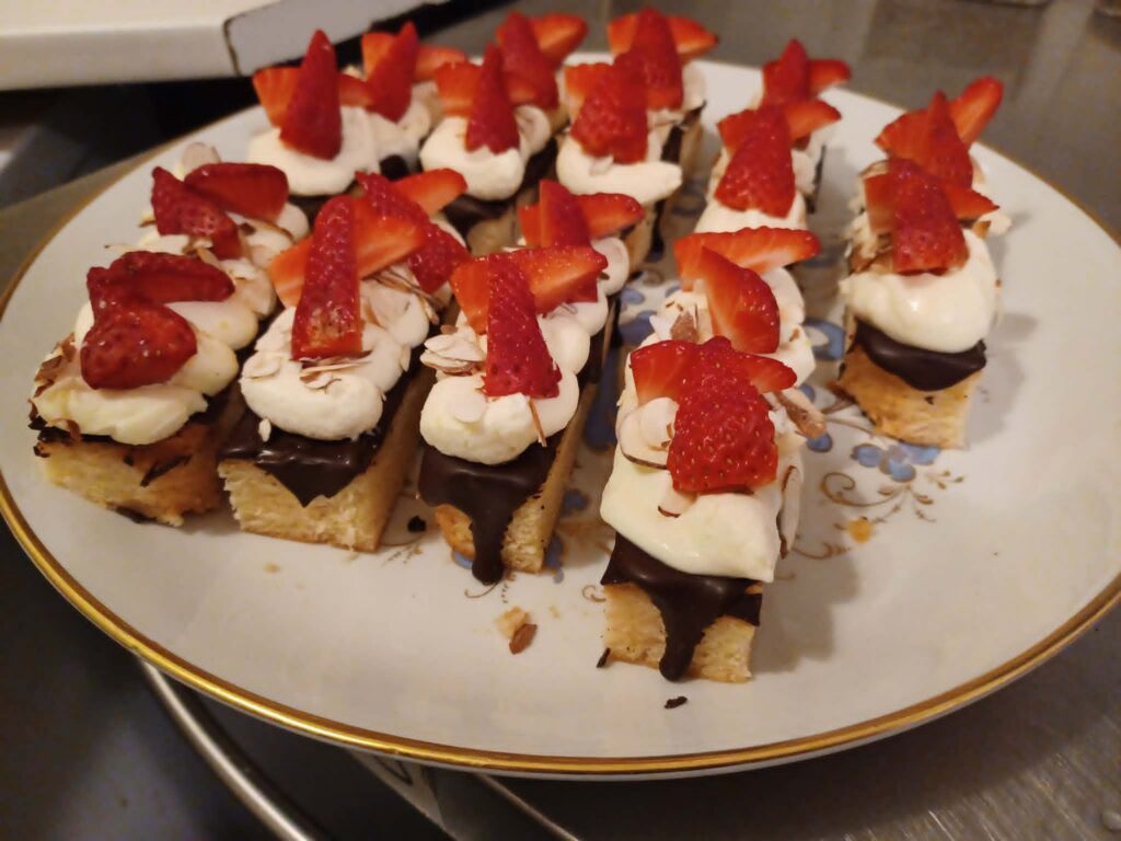 Hjemmelavet mad og kage fra Cafe De Tre Hjerter i Roskilde